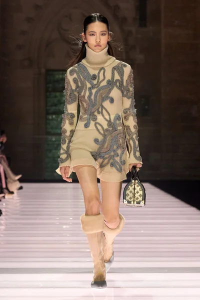 Look 10